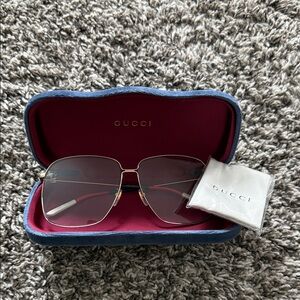 Gucci Elegant Gold Sunglasses